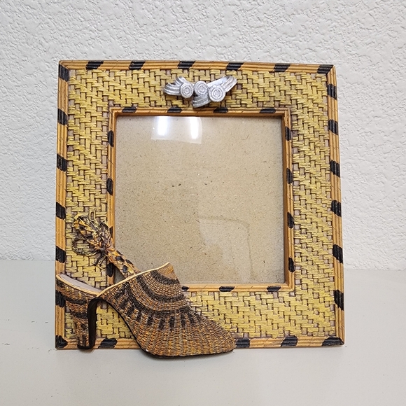 Other - Vintage woven and basket-like pattern picture frame